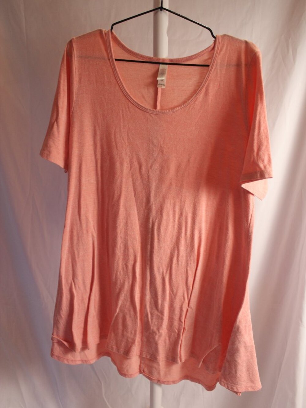 LuLaRoe Short Sleeve Scoop Neck Tee in Coral